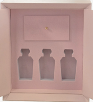 Boîte à parfum personnalisable de style livre avec grand couvercle à rabat, fermeture magnétique, plusieurs plaques métalliques encastrées