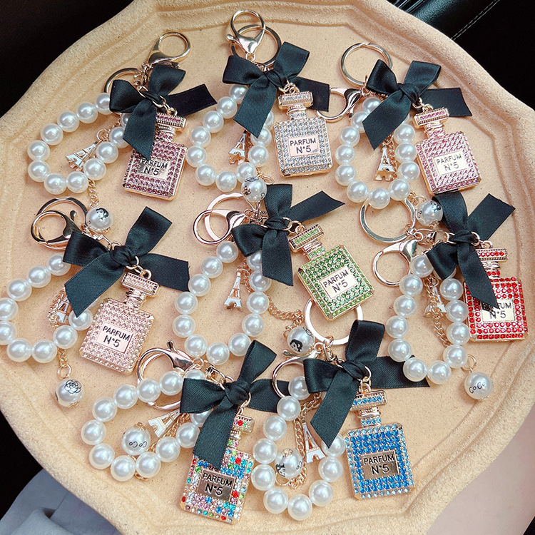 SKAIJEWEL Parfum Fles Strass Sleutelhanger Strik-Knoop Parel Leuke Handtas Sleutelhanger Gepersonaliseerde Sleutelhanger Gouden voor Vrouwen Meisjes Auto Creatief Cadeau Wit, Klein, Parfum-wit, S SKAIJEWEL Parfum Fles Strass Sleutelhanger Strik-Knoop Parel Leuke Handtas Sleutelhanger Gepersonaliseerde Sleutelhanger Gouden voor Vrouwen Meisjes Auto Creatief Cadeau Wit, Klein, Parfum-wit, S