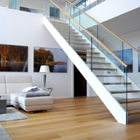 Escalier droit à marches ouvertes en marbre blanc, design moderne et luxueux, durable, avec garde-corps en verre et métal, pour villa et appartement, norme américaine