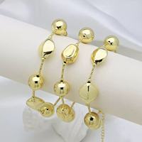 Bracelet élastique empilable réglable Ginee avec breloques de tailles variées pour femme, bijou de poignet minimaliste en acier inoxydable plaqué or 18 carats