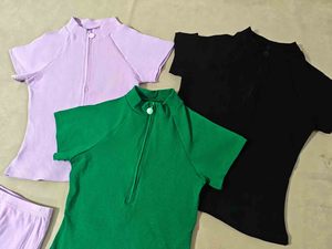 Ensemble d'<span class=keywords><strong>été</strong></span> <span class=keywords><strong>pour</strong></span> femmes <span class=keywords><strong>pour</strong></span> le salon Veste à manches courtes en coton avec fermeture éclair Logo imprimé personnalisé Vêtements sexy Y2k Vêtements de détente solides - Product Image 5