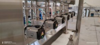 Machine de remplissage automatique complète pour liquides moussants (5-25 litres) et shampoings en bidons, avec haute précision pour fûts