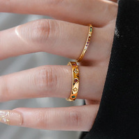 Vente en gros de bijoux hypoallergéniques étanches anti-ternissement en acier inoxydable personnalisés Bague en zircone de couleur délicate plaquée PVD or 18 carats
