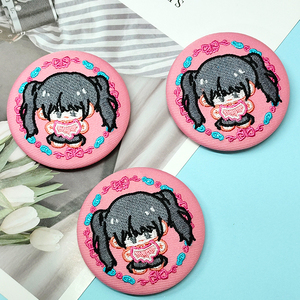 Spilla Ricamata Personalizzata a Tema Cartone Animato, Bottone Tessuto a Forma di Animale per Regali - Product Image 1