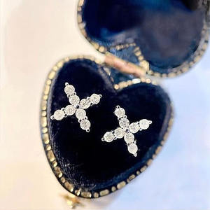 Orecchini a croce bianchi champagne in argento 925 con diamante taglio brillante rotondo, montatura a griffe, gioielli religiosi cristiani da donna - Product Image 3