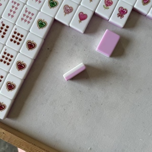 Tuiles de Mahjong Américaines Modernes Cœur Rose – Ensemble de Divertissement Portable en Acrylique – En Stock et Expédition Rapide - Product Image 1