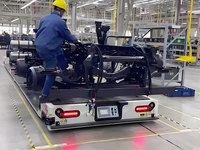 Robot AGV à palettes de 1 tonne avec batterie au lithium et navigation laser SLAM pour la manutention des matériaux en entrepôt
