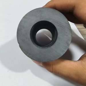 Magnet cincin fluks terkonsentrasi Ferrite Y35 kelas industri D45 * d14,5 * 5 segmen disinter untuk lapisan pemotong Las Motor - Product Image 4