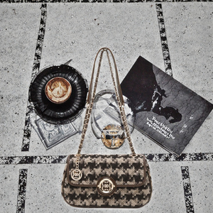 กระเป๋าแฟชั่นดีไซน์เนอร์ลายฮาวด์ทูธหนัง PU แบบใหม่ล่าสุด กระเป๋าสตางค์แบบพับได้ใส่บัตรได้หลายใบ ใช้ได้สองแบบ สำหรับผู้หญิง ทำจากโพลีเอสเตอร์ - Product Image 2