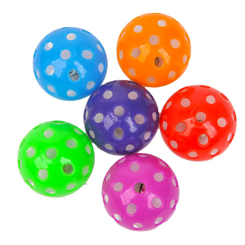 ペット製品は猫のボールを丸い中空のプラスチック製の2色ボールにしますペットの猫のおもちゃはベルボールを鳴らします