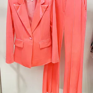उच्च गुणवत्ता वाले गुलाबी मखमली ब्लेज़र सूट महिलाओं को एकल बॉटम ब्लेज़र जैकेट और फ्लेयर्ड पैंट 2 टुकड़ा व्यवसाय