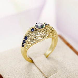 Anello Floreale Traforato Vintage per Donne con Accenti in Vetro Colorato, Accessorio per Dita - Product Image 3