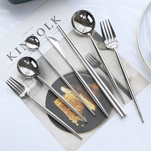 Ensemble de couverts quatre pièces en acier inoxydable 304 de style occidental avec couteau à steak, fourchette, cuillère et baguettes - Product Image 1