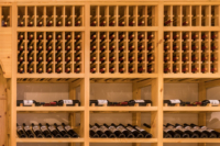 Vitrine à vin moderne en verre sur mesure avec panneaux décoratifs, meuble de présentation et de rangement écologique pour la maison