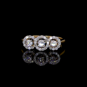 Bague triple halo Spark en or 14 carats à trois diamants ronds avec accents pavés - Product Image 1
