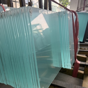 Verre de construction de sécurité sur mesure 10 mm, super blanc, entièrement trempé, à faible teneur en fer et à haute transmission - Product Image 4