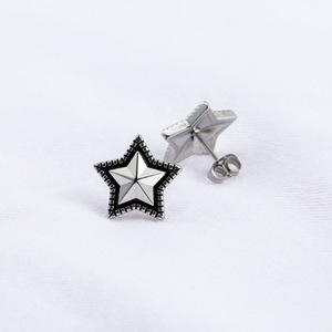 ยูนิคต่างหูรูปดาวเหล็กไทเทเนียม 3D ลายนูนสำหรับผู้ชายและผู้หญิง - Product Image 3