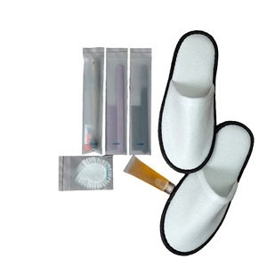 Kit complet d'articles de toilette de luxe pour hôtels 3-5 étoiles – Bonnet de douche, dentifrice, brosse à dents – Plastique jetable, logo personnalisé, écologique, OEM - Product Image 1