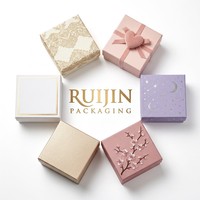 Weihnachtliche wiederverwendbare Geschenkbox aus Papier mit ausgestanztem Sichtfenster, Goldfolienrand, Schwammeinlage und Magnetverschluss für Schokoladensets – Direkt vom Hersteller