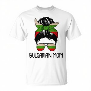 T-shirt avec drapeau et lunettes de soleil pour maman bulgare à chignon désordonné - Product Image 2
