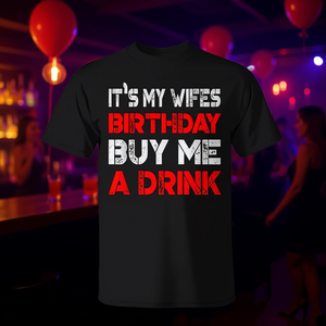 Es el cumpleaños de mi esposa, ¡comprométete a comprarme una bebida! Camiseta Divertida Promocional para Beber - Product Image 3