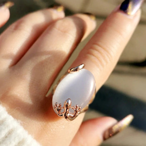 Anillo de cóctel Q334 con piedra lunar ovalada natural, engaste de garra, joyería de moda para mujer, anillo de regalo con diseño de corona - Product Image 1