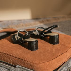 รองเท้าส้นสูงประดับเพชรปลายแหลมแบบสวมสำหรับผู้หญิงแฟชั่นฤดูใบไม้ผลิและฤดูร้อน เหมาะสำหรับงานเลี้ยง - Product Image 4