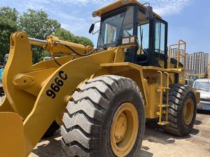 Chargeuse sur pneus Cat 966C d'occasion en bon état - Bon état de marche Modèle 2020 Charge nominale de 17 tonnes Moteur et boîte de vitesses en excellent état - Product Image 4