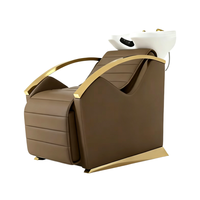 Fauteuil de lavage moderne en cuir beige inclinable avec accents dorés, cuvette en céramique blanche, hauteur réglable, mobilier commercial pour salon de beauté