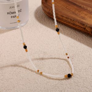 Collier de perles en céramique blanche avec accents dorés, bijoux de fête, chaîne de clavicule pour femme, design simple et élégant - Product Image 1