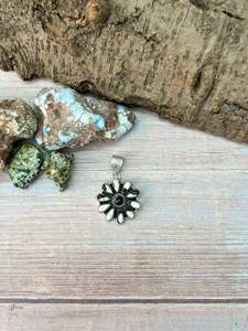 Pendentif en argent sterling fait main avec turquoise blanche pour femmes, design de bijoux - Product Image 3