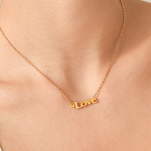 Collier en acier inoxydable plaqué or avec pendentif délicat en forme de mot LOVE, chaîne à maillons, couleur durable, pour couple, rendez-vous galants ou ornements de fête - Product Image 1