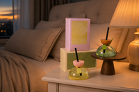 Diffuseur de parfum en verre coloré en forme d'OVNI ondulé avec couvercle en bois naturel et bâtonnets en rotin noir, aromathérapie sans flamme, décoration de chambre