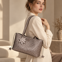 Sac fourre-tout tissé personnalisé pour femme avec logo, sac à main en cuir PU avec breloque étoile, grande capacité, sac à bandoulière, sacs fourre-tout de créateur en gros