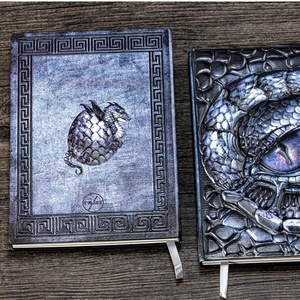 Cuaderno de Diseño Novedoso con Grabado de <span class=keywords><strong>Mirada</strong></span> Dragónica y Ojo de Dragón Místico en Cuero Perforado para Jugadores - Product Image 2