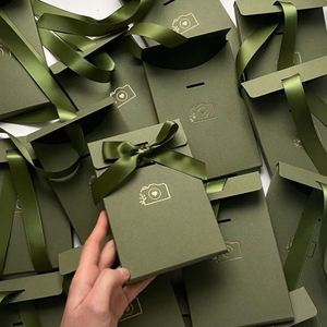Sacs cadeaux en papier cartonné de luxe personnalisables avec logo doré pour bijoux de mariage – Vente en gros - Product Image 1