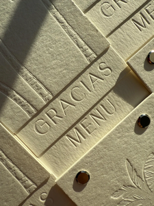 Menú de Boda Hecho a Mano en Papel de Algodón con Textura Natural de Palmera, con Grabado en Relieve, Estilo Costero para su Evento - Product Image 2