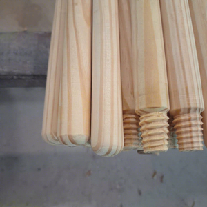 Manche de balai en bois de pin personnalisé, bâton de remplacement en bois pour balai, serpillière, brosse, accessoires de nettoyage, fabricant OEM ODM - Product Image 1
