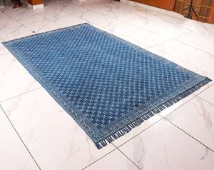 Alfombra Dhurrie de Algodón con Estampado Floral Azul Índigo y Blanco, Alfombra Decorativa Boho para el Hogar - Product Image 1