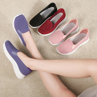 Sepatu kasual wanita berbahan sol lembut, nyaman untuk jalan santai, bernapas, simpel, dan cocok untuk naik pesawat.