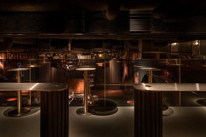 เฟอร์นิเจอร์ร้านไวน์ระดับไฮเอนด์ ดีไซน์หรูหรา เคาน์เตอร์ผับไม้ ชุดโต๊ะและเก้าอี้พร้อมไฟ LED เป็นมิตรกับสิ่งแวดล้อม ทนทาน - Product Image 2