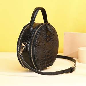 Bolso de Mano Circular Mini de Cuero Vacuno Hecho a Mano Personalizado de Fábrica, Bolsos Cruzados Redondos de Cuero Genuino con Patrón de Cocodrilo para Mujer - Product Image 4