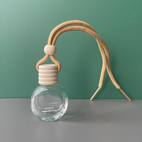 Nouveau design 8ml carré suspendu de voiture désodorisant couleur personnalisée vide diffuseur de parfum en verre bouteille avec couvercle en bois