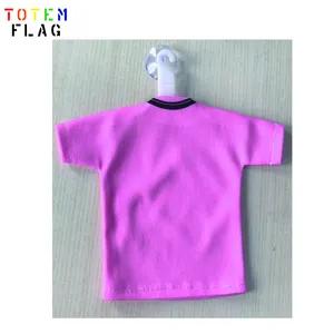 Mini Camiseta 100% poliéster con fondo rosa sin logotipo para colgar en la ventana del coche