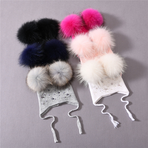 <span class=keywords><strong>Bonnet</strong></span> en <span class=keywords><strong>cachemire</strong></span> mélangé personnalisé pour enfants avec <span class=keywords><strong>pompon</strong></span> en fourrure de raton laveur détachable – Collection Automne 2023 - Product Image 4