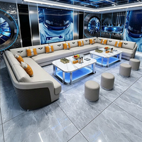 Meubles commerciaux de luxe modernes, ensembles de canapés, tables et chaises de bar personnalisés, canapés en cuir en forme de U ou en forme de L pour KTV et pubs, avec tables et chaises.