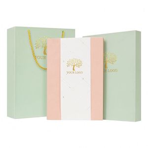 Carnet de luxe en papier épais 80 g/m² avec marque-page en ruban dans un coffret cadeau élégant et avec stylo offert - Product Image 1