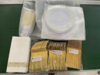 Ensemble de vaisselle jetable en plastique bordé de ruban pour la fête et le mariage 25 invités comprennent un ensemble de 50 assiettes en plastique à bord doré