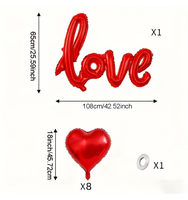Un ensemble de ballons en aluminium en forme de cœur rouge LOVE, adaptés à la décoration de mariages, de la Saint-Valentin, de cérémonies de remise de diplômes