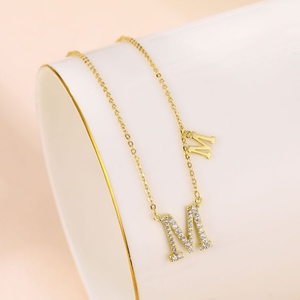 สร้อยคอรูปตัวอักษร M ประดับเพชร CZ เต็มตัว ชุบทอง ขายส่งจากโรงงาน - Product Image 2